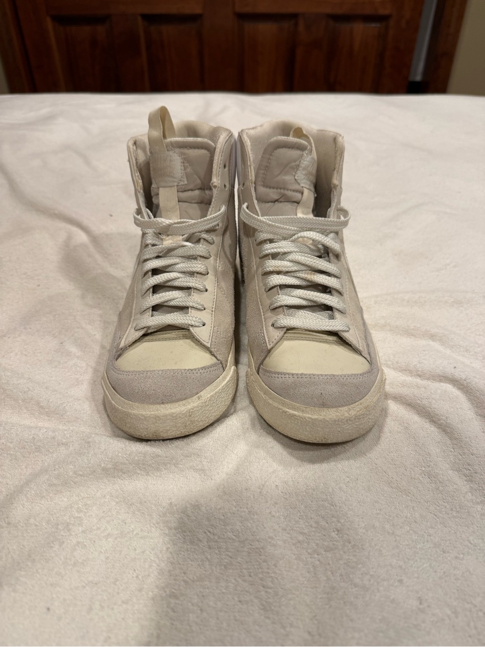 Nike High-Top Sneakers in Cream and White - Picture 4 of 4